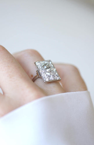 Bague 50 Bague Art déco rectangulaire en platine et diamants 3,50 cts 58 Facettes