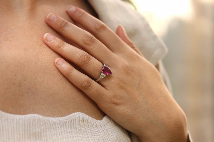 Bague 53 Bague en or blanc 18k avec tourmaline poire et diamants 58 Facettes 23351