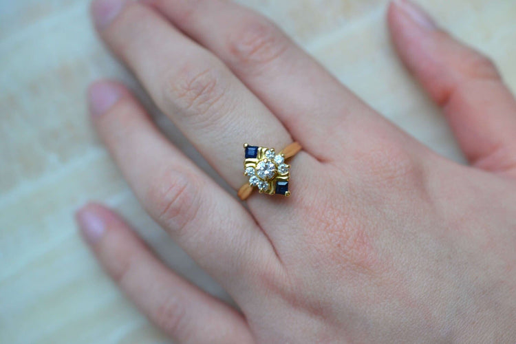 Bague 51.5 Bague marquise en or jaune 18 carats et saphirs carrés, diamants 58 Facettes 3124