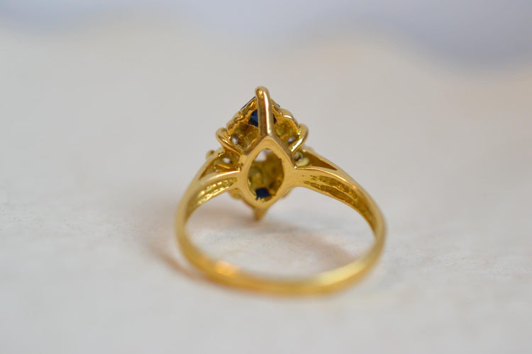 Bague 51.5 Bague marquise en or jaune 18 carats et saphirs carrés, diamants 58 Facettes 3124