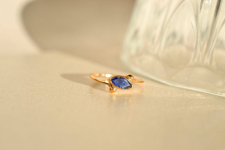 Bague 50 Bague taille navette en or jaune 18 carats et saphir 58 Facettes 3779