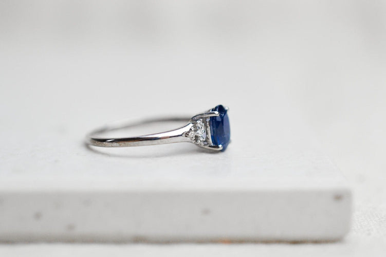 Bague 47 Bague solitaire saphir ovale en or blanc 14k et diamants 58 Facettes 3759