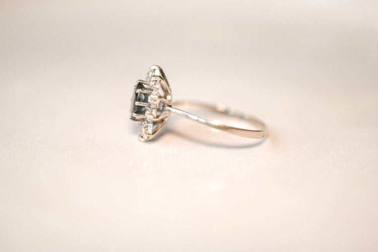 Bague 56.5 Bague marguerite en or blanc et saphir, entourage de diamants 58 Facettes 3746