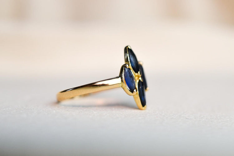 Bague 56 Bague - Bague saphirs taille navette en or jaune 18 carats 58 Facettes 3765