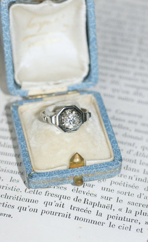 Bague 56 Bague solitaire Art Déco en or blanc 18kt et diamant 0,90 ct 58 Facettes
