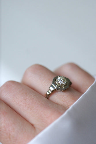 Bague 56 Bague solitaire Art Déco en or blanc 18kt et diamant 0,90 ct 58 Facettes