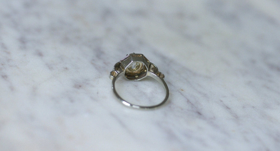 Bague 56 Bague solitaire Art Déco en or blanc 18kt et diamant 0,90 ct 58 Facettes