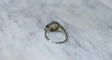 Bague 56 Bague solitaire Art Déco en or blanc 18kt et diamant 0,90 ct 58 Facettes
