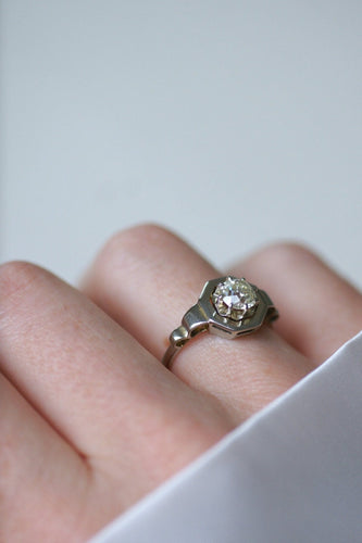 Bague 56 Bague solitaire Art Déco en or blanc 18kt et diamant 0,90 ct 58 Facettes