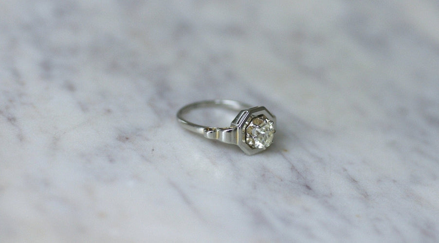 Bague 56 Bague solitaire Art Déco en or blanc 18kt et diamant 0,90 ct 58 Facettes