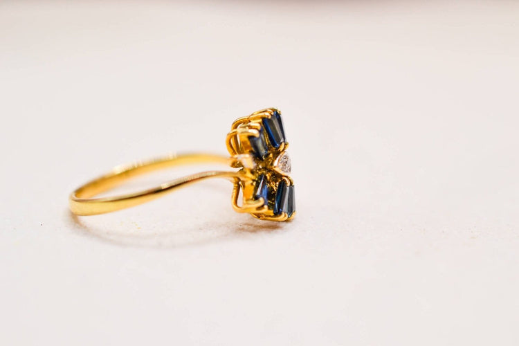 Bague 50 Bague en or jaune 14 carats saphirs taille trapèze et diamants 58 Facettes 3859
