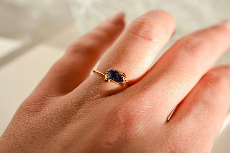 Bague 50 Bague taille navette en or jaune 18 carats et saphir 58 Facettes 3779