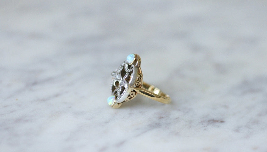 Bague 55 Bague volutes en or jaune 18k et diamants, opales 58 Facettes