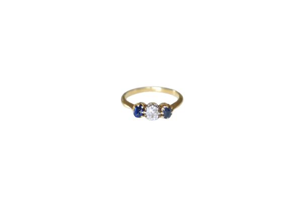 Bague 51 Bague jarretière ancienne en or jaune 18kt et platine, saphirs et diamant 58 Facettes