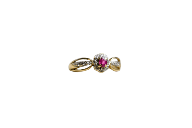 Bague 58 Bague ajourée entourage en or jaune et rubis, diamants 58 Facettes 3747