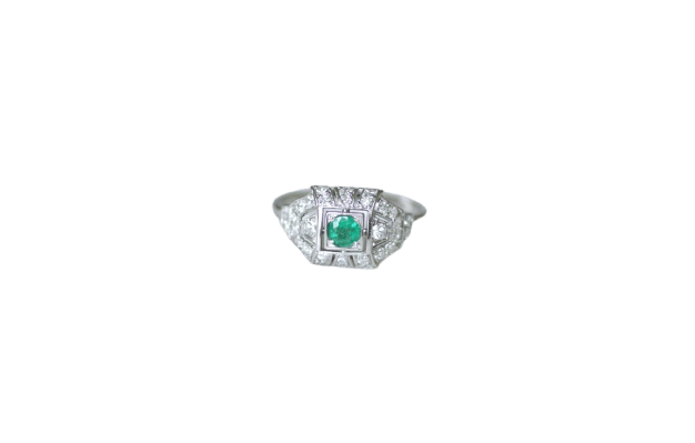 Bague 56 Bague Art Déco sertie d’une émeraude en platine et diamants 58 Facettes