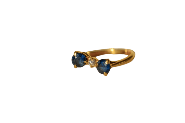 Bague 46 Bague nœud stylisé en or jaune et saphirs, diamant 58 Facettes 3815