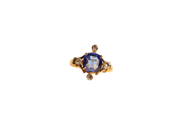 Bague 50 Bague saphir synthétique Verneuil en or jaune 18 carats et diamants 58 Facettes Ref3400
