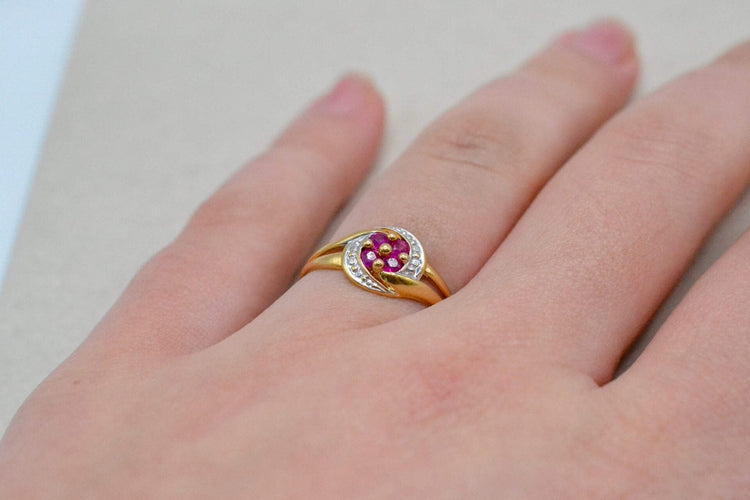 Bague 53 Bague tourbillon à volutes en or jaune 18 carats et rubis 58 Facettes 3873