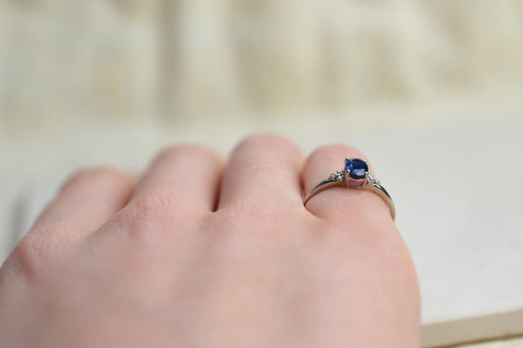 Bague 47 Bague solitaire saphir ovale en or blanc 14k et diamants 58 Facettes 3759