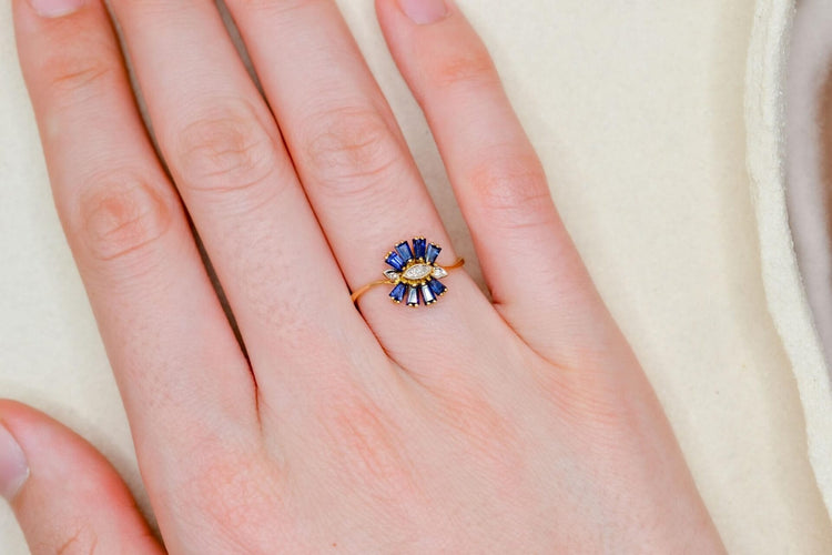 Bague 50 Bague en or jaune 14 carats saphirs taille trapèze et diamants 58 Facettes 3859