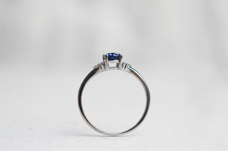 Bague 47 Bague solitaire saphir ovale en or blanc 14k et diamants 58 Facettes 3759
