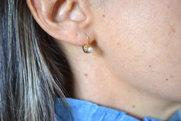 Boucles d'oreilles Boucles d’oreilles dormeuses perles ajourées en or jaune 18k 58 Facettes 3576