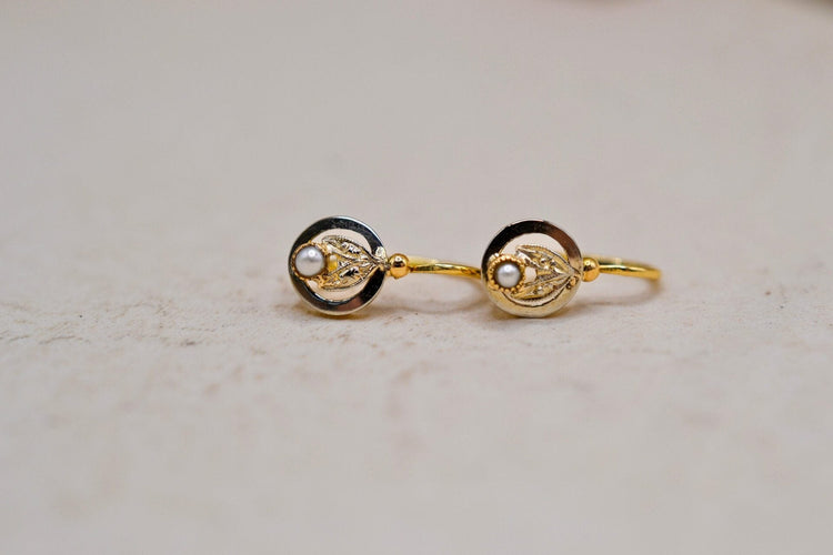 Boucles d'oreilles Dormeuses rondes en or jaune et blanc 18 carats avec perles 58 Facettes 3816