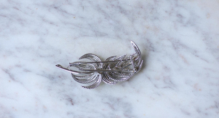 Boucles d'oreilles Boucheron - Broche clip feuillage en or blanc, platine, saphirs et diamants 58 Facettes