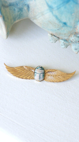 Broche Broche Égyptomanie scarabée amulette en or jaune 18 kt 58 Facettes