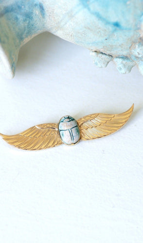Broche Broche Égyptomanie scarabée amulette en or jaune 18 kt 58 Facettes