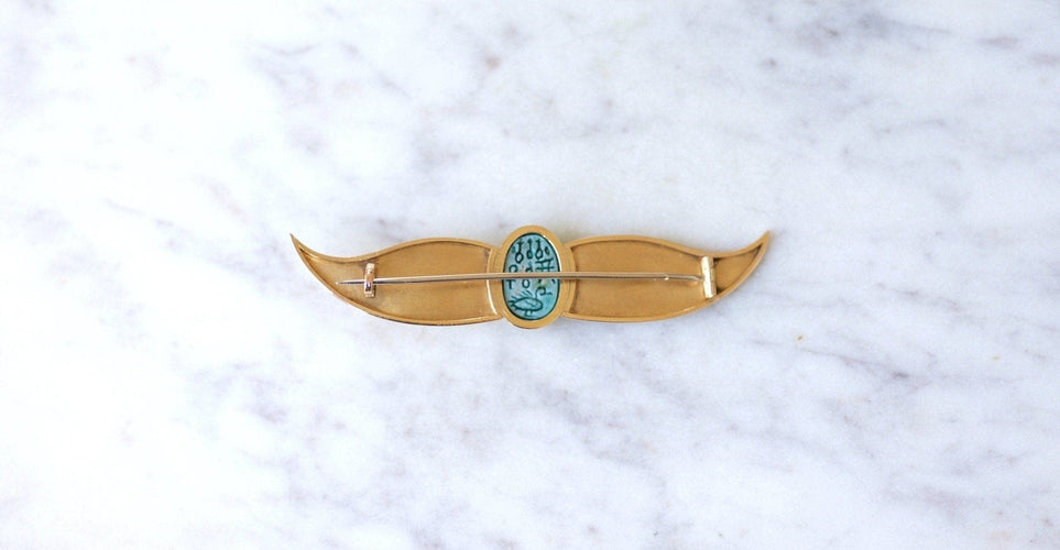 Broche Broche Égyptomanie scarabée amulette en or jaune 18 kt 58 Facettes