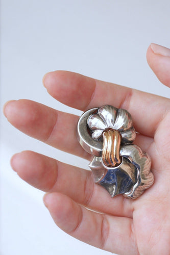 Boucles d'oreilles Broche double clip abstraite en or rose 18k et argent martelé 58 Facettes
