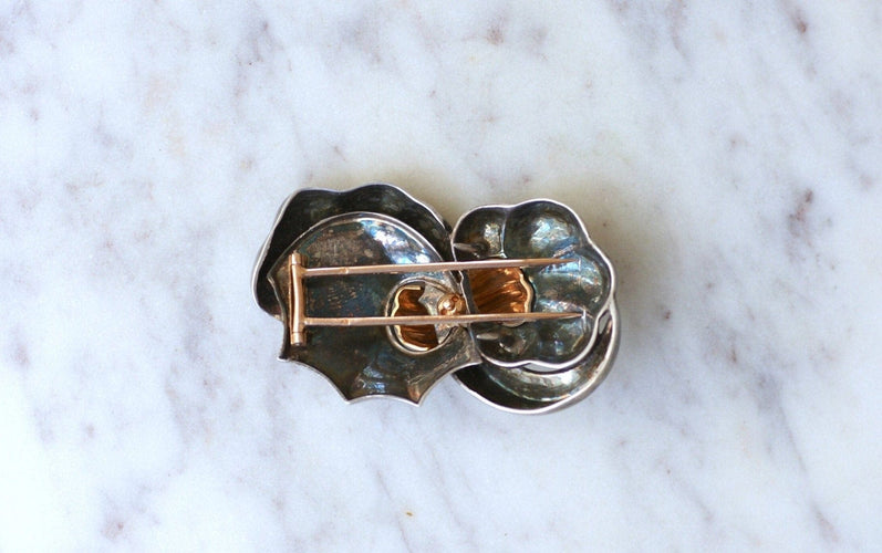 Boucles d'oreilles Broche double clip abstraite en or rose 18k et argent martelé 58 Facettes