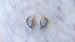 Boucles d'oreilles Boucles d’oreilles à clip plume en or blanc 18k et saphirs 58 Facettes