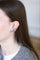 Boucles d'oreilles Boucles d’oreilles à clip plume en or blanc 18k et saphirs 58 Facettes