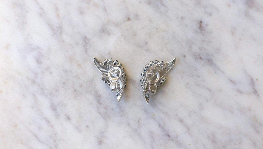 Boucles d'oreilles Boucles d’oreilles à clip plume en or blanc 18k et saphirs 58 Facettes