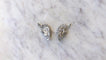 Boucles d'oreilles Boucles d’oreilles à clip plume en or blanc 18k et saphirs 58 Facettes