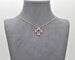 Collier Collier croix - Pendentif en or blanc 18 carats avec rubis et diamants 58 Facettes 10430