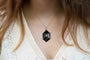 Collier Collier pendentif 1920 en platine et or blanc 18k, onyx et diamants 58 Facettes 24854