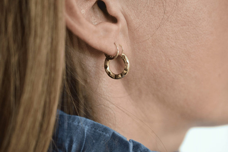 Boucles d'oreilles Boucle d’oreille mono créole effet bambou en or jaune 18 carats 58 Facettes Ref3247