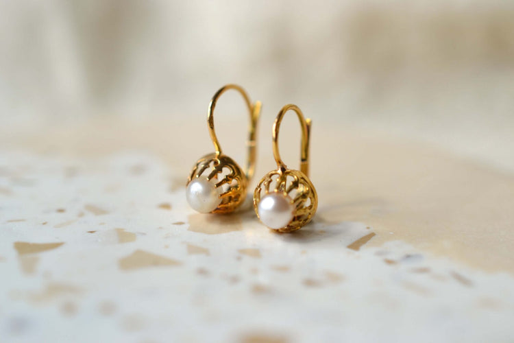 Boucles d'oreilles Boucles d’oreilles dormeuses perles ajourées en or jaune 18k 58 Facettes 3576