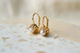 Boucles d'oreilles Boucles d’oreilles dormeuses perles ajourées en or jaune 18k 58 Facettes 3576