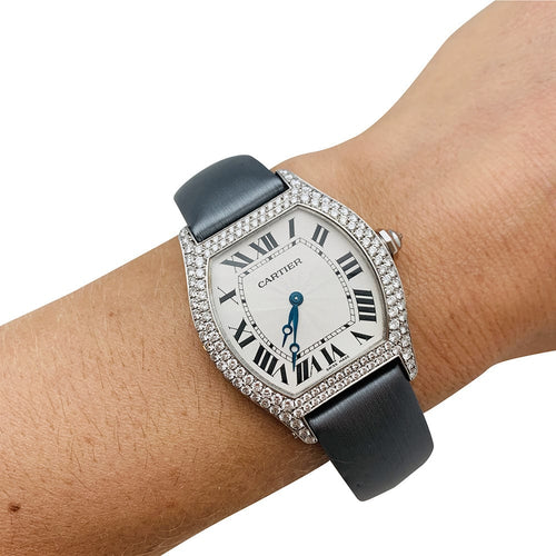 Montre Cartier Tortue - Montre en or blanc et diamants sur satin 58 Facettes 28025
