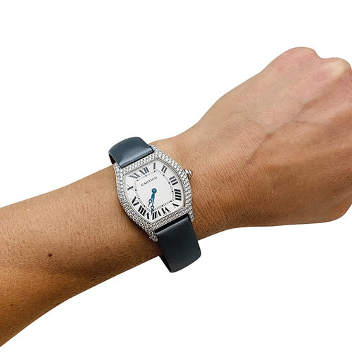 Montre Cartier Tortue - Montre en or blanc et diamants sur satin 58 Facettes 28025