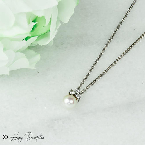 Collier Chaîne en or blanc 18 carats avec pendentif perle et diamants 58 Facettes 2251