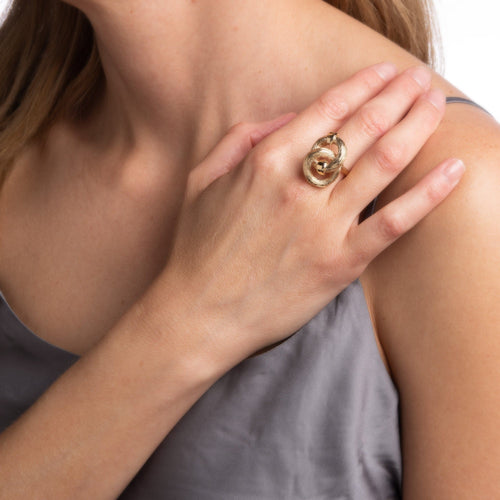 Bague Bague nœud infini vintage années 1970 en or jaune 14k, corail et rubis 58 Facettes G12466