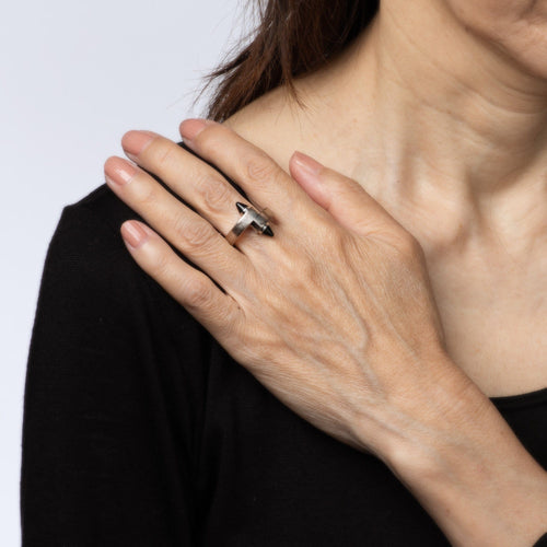 Bague 53 Cartier Menotte - Bague en or blanc 18k et onyx 58 Facettes G13580