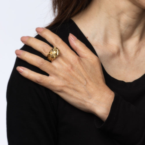Bague 50 Tiffany & Co - Bague Vintage Quilt dôme en or jaune 18k 58 Facettes G13677