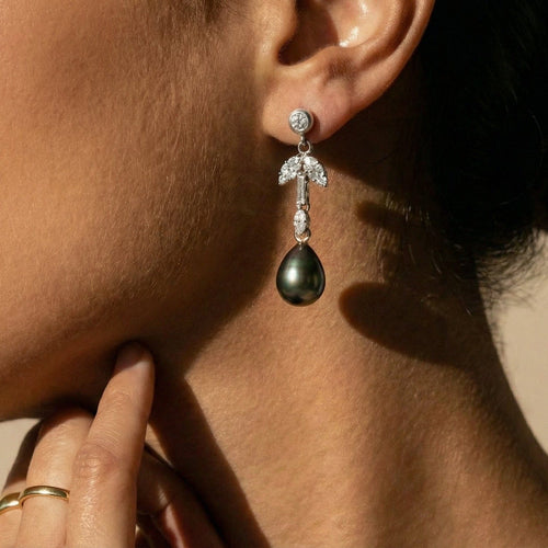 Boucles d'oreilles Boucles d’oreilles chandelier en or blanc 18 carats avec diamants et perles de Tahiti 58 Facettes